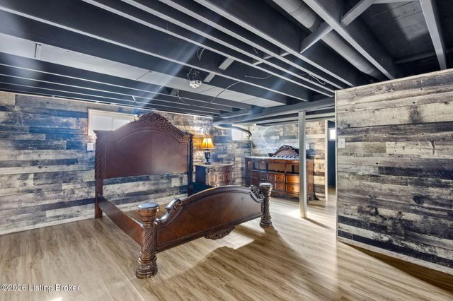 9020 Wooddale Dr, Louisville, KY 40272