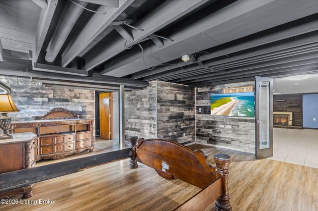 9020 Wooddale Dr, Louisville, KY 40272