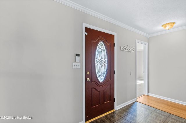 9020 Wooddale Dr, Louisville, KY 40272