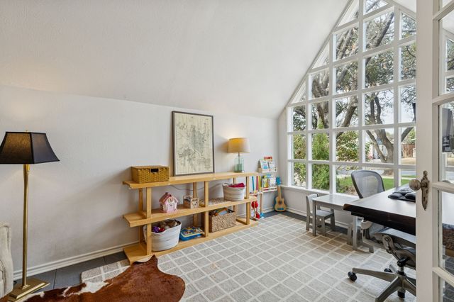 6820 Casa Loma Avenue, Dallas, TX 75214