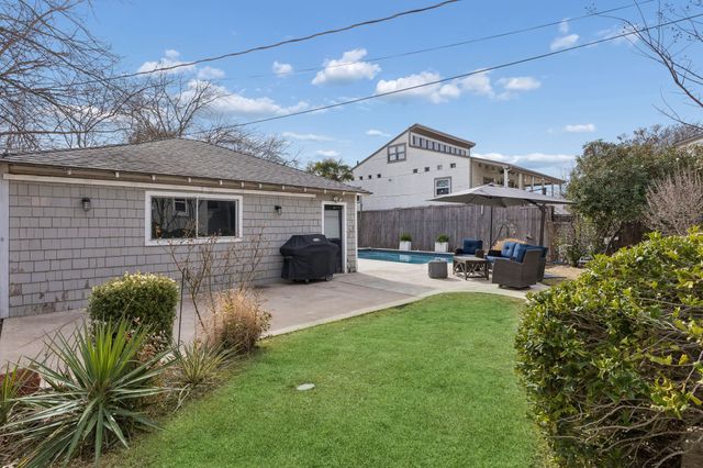 6820 Casa Loma Avenue, Dallas, TX 75214