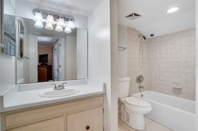 6315 NEWTOWN CIRCLE 15B3, Tampa, FL 33615