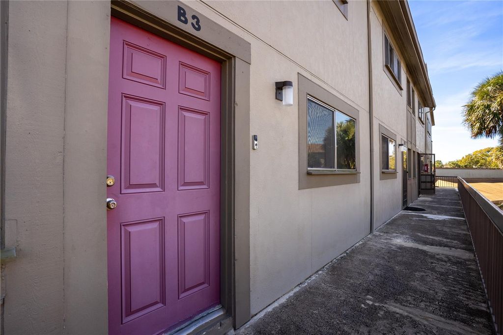 Image 2 of property listing at 6315 NEWTOWN CIRCLE 15B3, Tampa, FL 33615