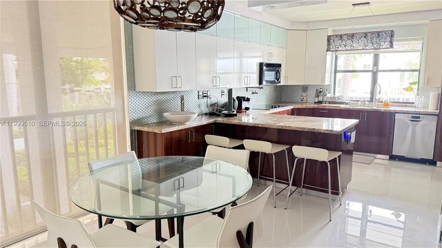 19707 Turnberry Way TH-6, Aventura, FL 33180