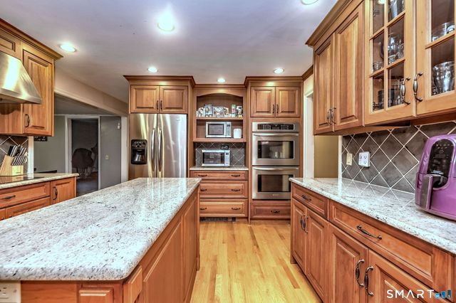 52 Lauderdale Drive, Trumbull, CT 06611