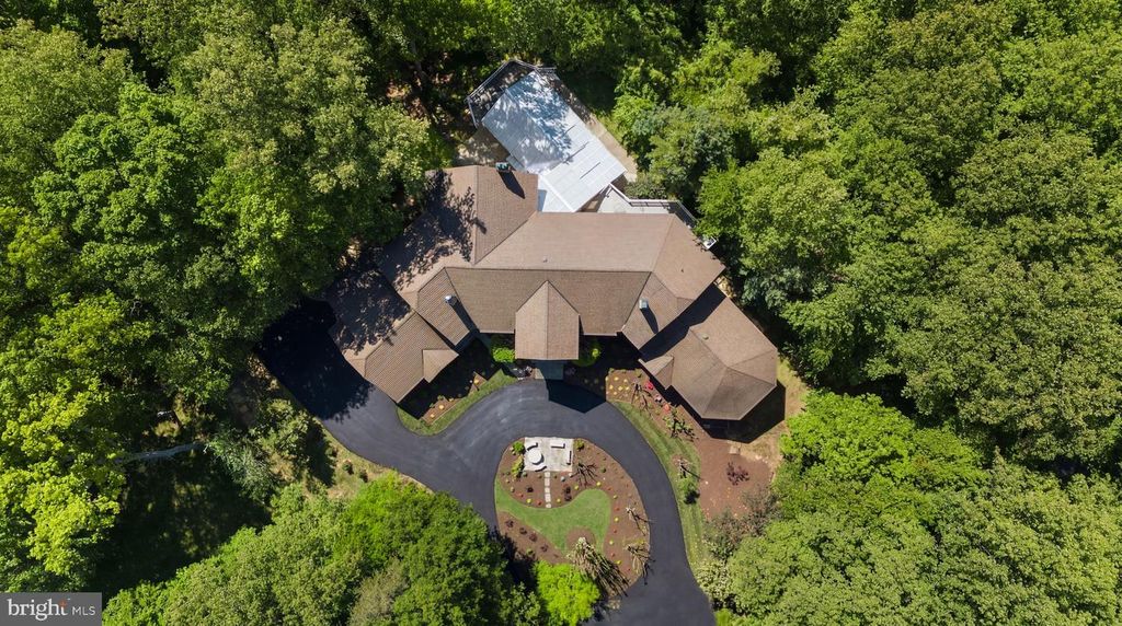 Image 2 of property listing at 7003 FAWN TRAIL CT, Bethesda, MD 20817