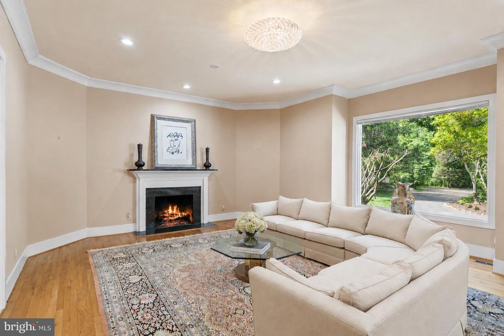 Image 9 of property listing at 7003 FAWN TRAIL CT, Bethesda, MD 20817