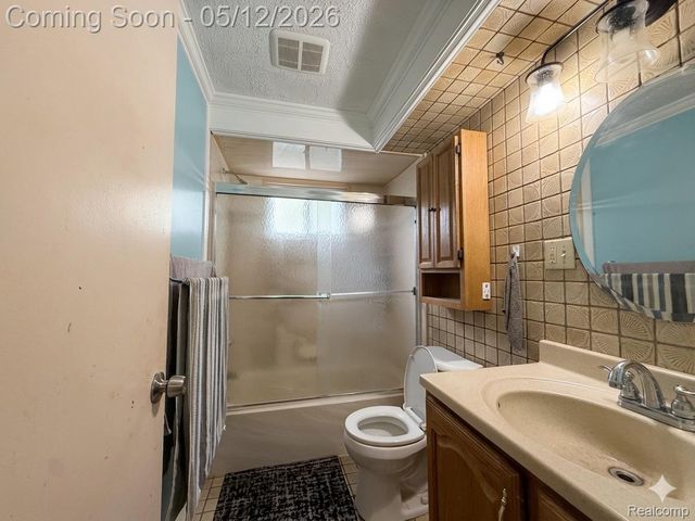 35960 Carlisle Street, Clinton Charter Township, MI 48035
