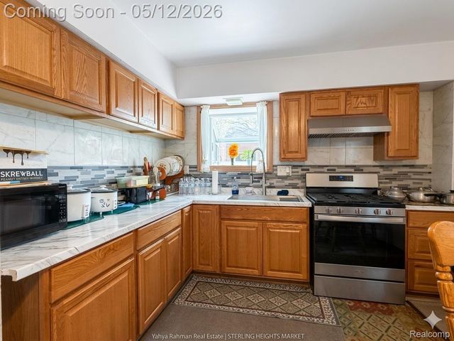 35960 Carlisle Street, Clinton Charter Township, MI 48035