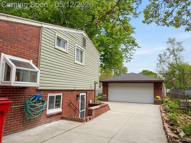 35960 Carlisle Street, Clinton Charter Township, MI 48035
