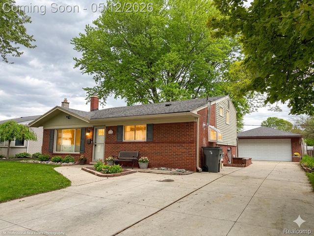 35960 Carlisle Street, Clinton Charter Township, MI 48035
