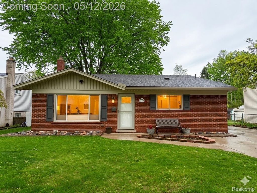 35960 Carlisle Street, Clinton Charter Township, MI 48035