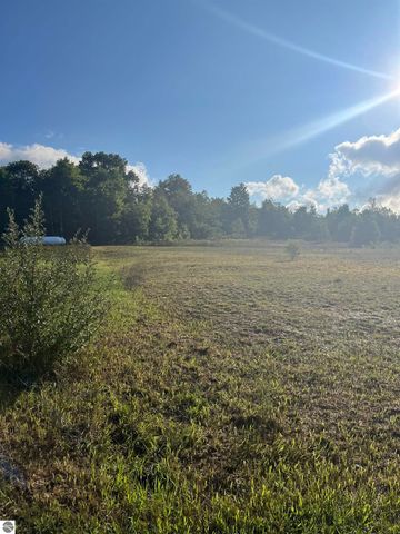 9261 Kingsfield Drive, Kingsley, MI 49649