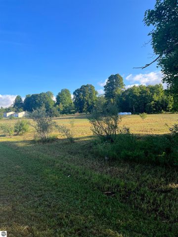 9261 Kingsfield Drive, Kingsley, MI 49649