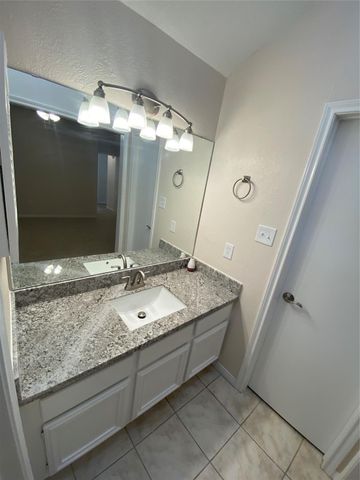 33 N Rain Forest Court, The Woodlands, TX 77380