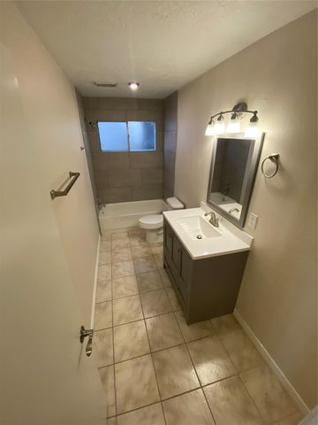 33 N Rain Forest Court, The Woodlands, TX 77380