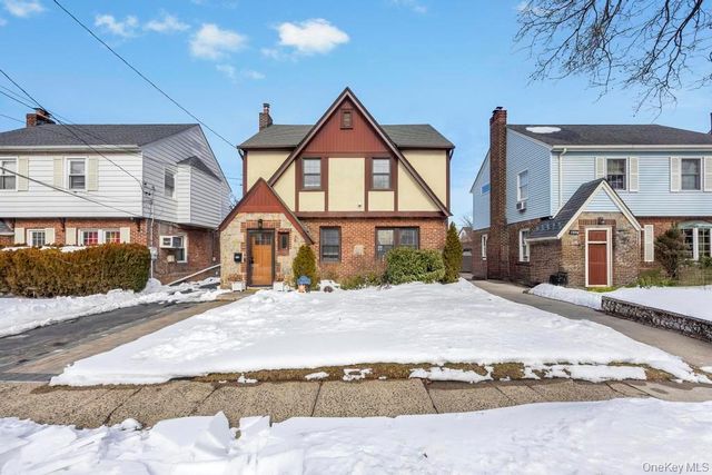 970 Benris Avenue, Franklin Square, NY 11010