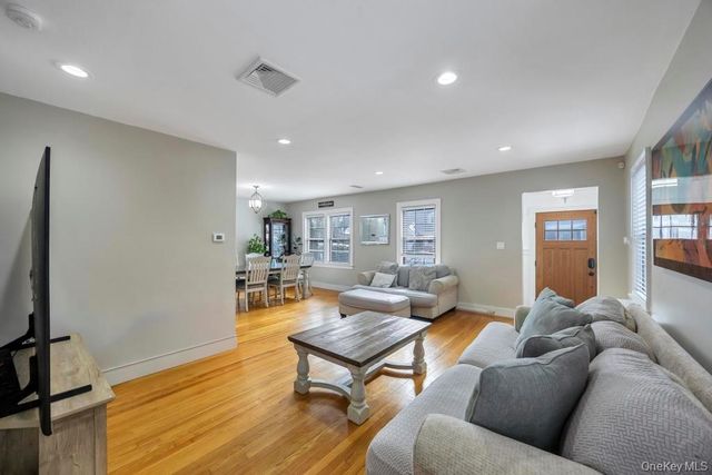 970 Benris Avenue, Franklin Square, NY 11010