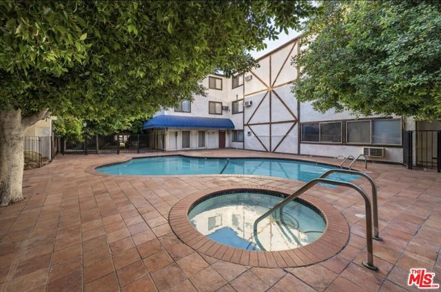 18530 Hatteras Street 130, Tarzana (los Angeles), CA 91356