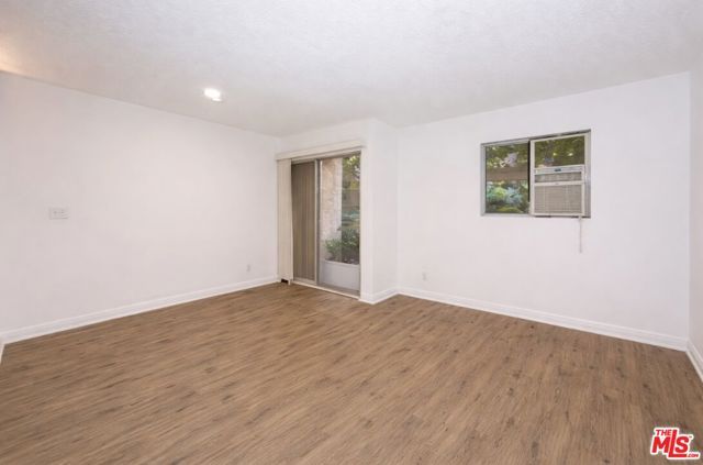 18530 Hatteras Street 130, Tarzana (los Angeles), CA 91356