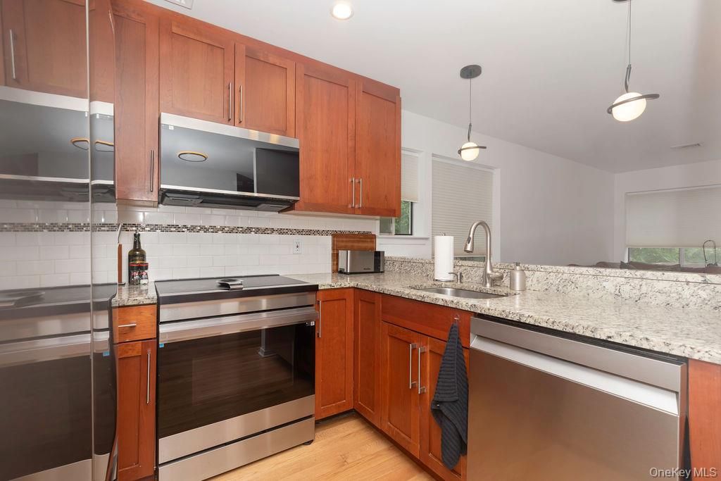 16 Top Of The Ridge A13, Mamaroneck, NY 10543 — photo 3