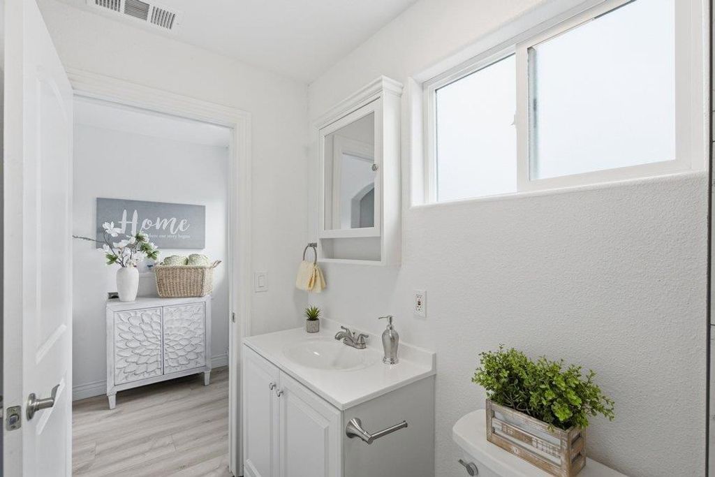 Image 15 of property listing at 421 W Virginia Street, San Jose, CA 95125