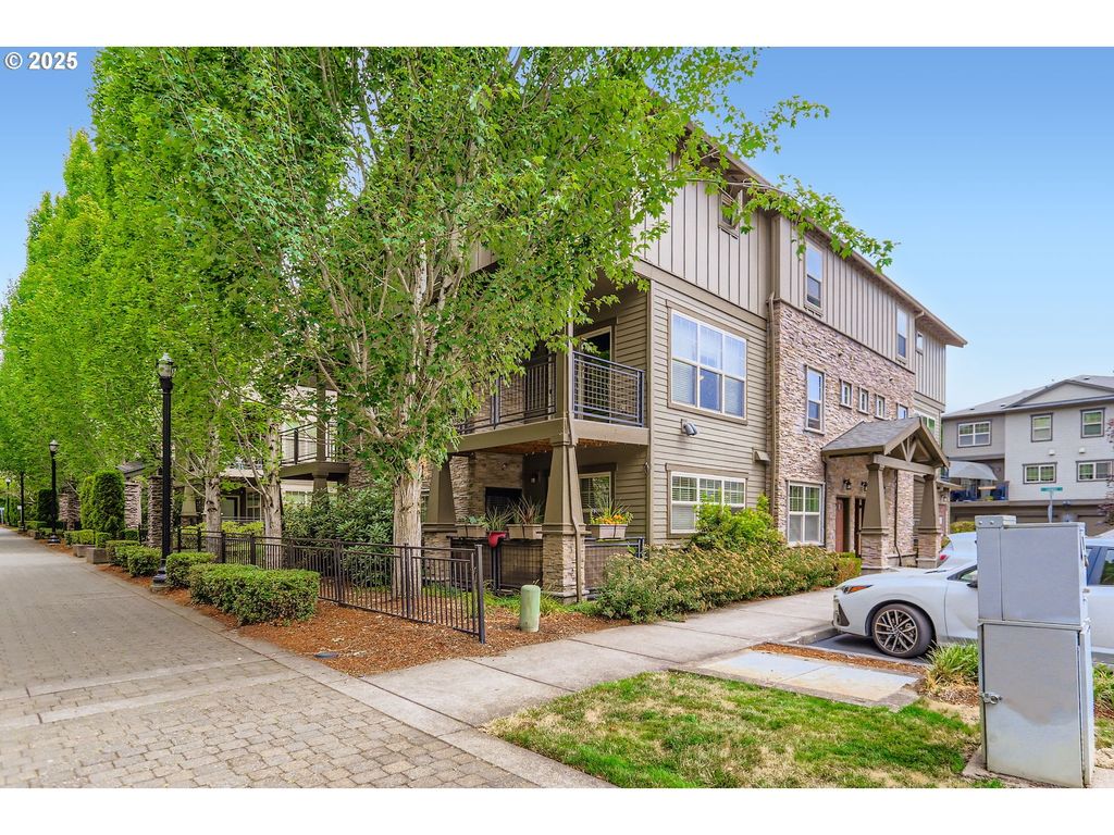637 Ne GARSWOOD Ln, Hillsboro, OR 97006