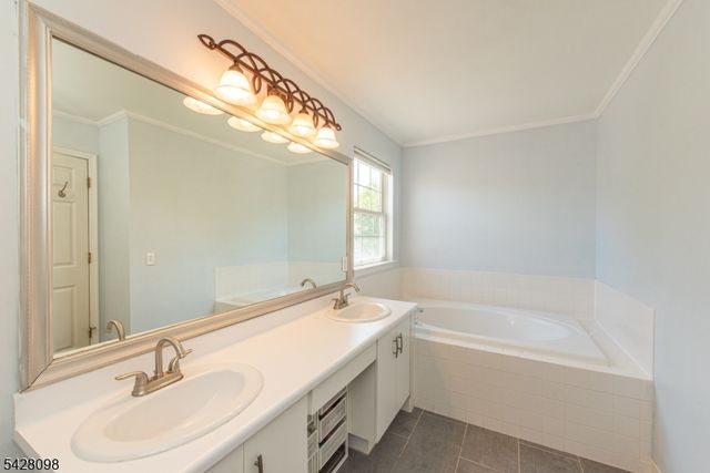 16 Indian Spring Dr, Jefferson Twp., NJ 07438
