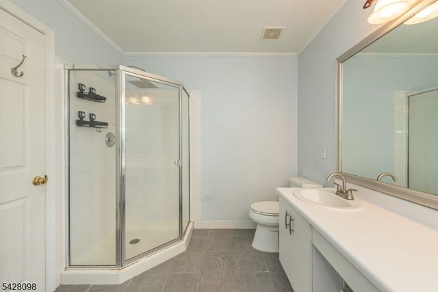 16 Indian Spring Dr, Jefferson Twp., NJ 07438
