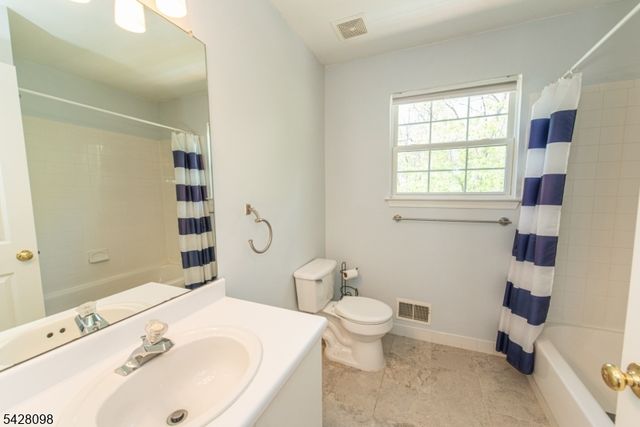 16 Indian Spring Dr, Jefferson Twp., NJ 07438