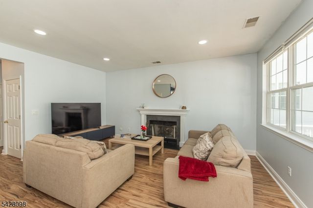 16 Indian Spring Dr, Jefferson Twp., NJ 07438