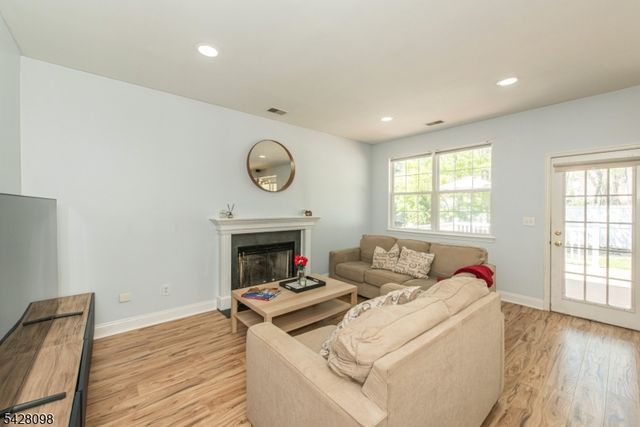 16 Indian Spring Dr, Jefferson Twp., NJ 07438