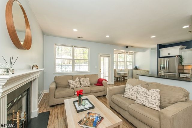 16 Indian Spring Dr, Jefferson Twp., NJ 07438