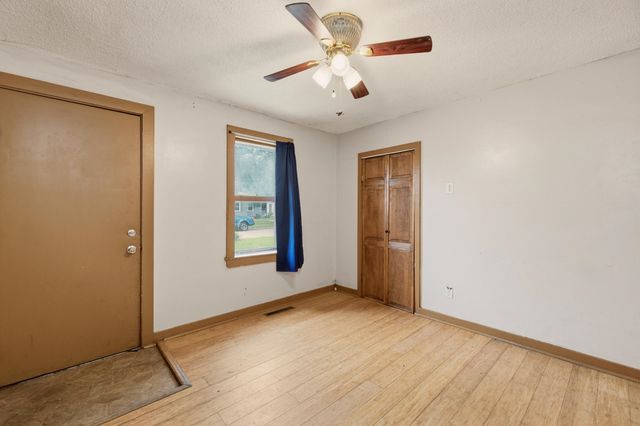 828 W IRVING AVE, Wichita, KS 67213