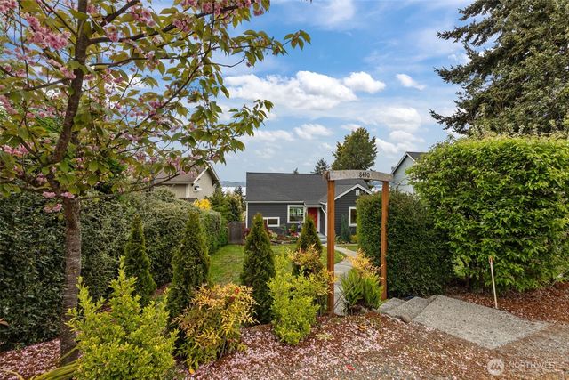 8450 E Side Drive NE, Tacoma, WA 98422