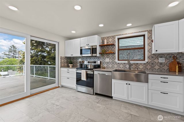 8450 E Side Drive NE, Tacoma, WA 98422