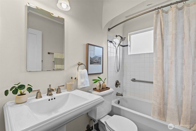 8450 E Side Drive NE, Tacoma, WA 98422