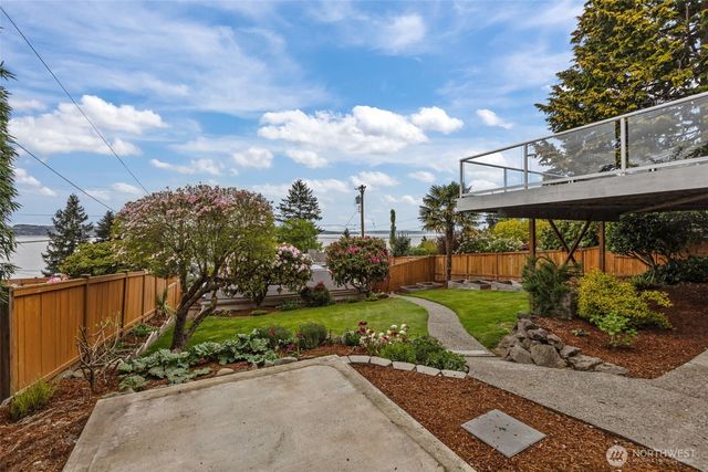 8450 E Side Drive NE, Tacoma, WA 98422