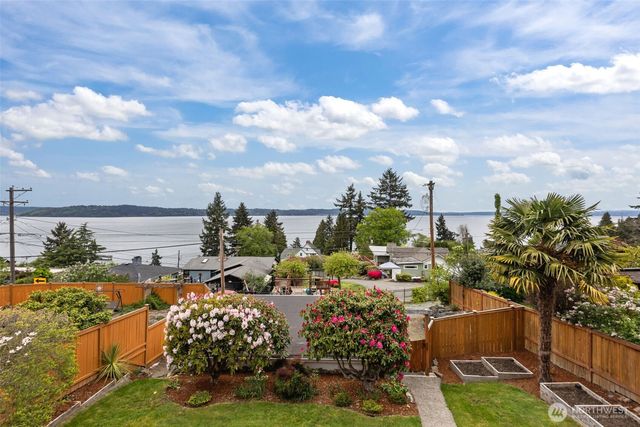 8450 E Side Drive NE, Tacoma, WA 98422