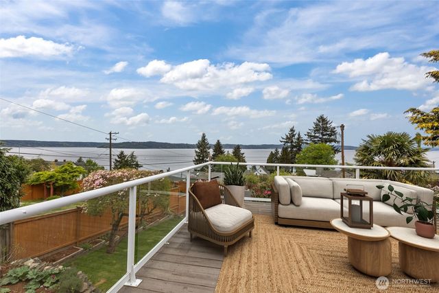 8450 E Side Drive NE, Tacoma, WA 98422