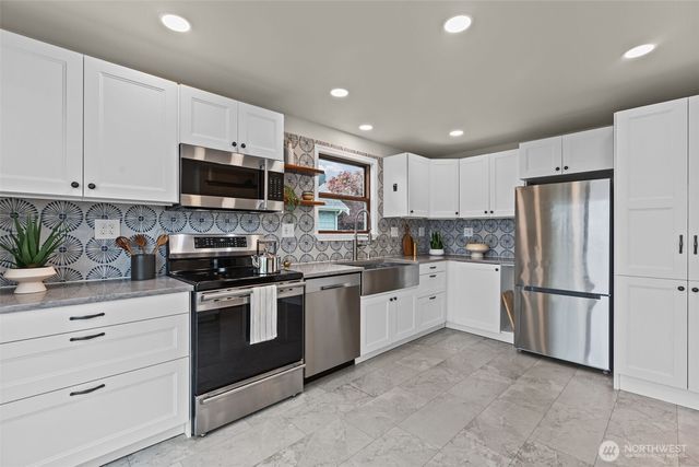 8450 E Side Drive NE, Tacoma, WA 98422