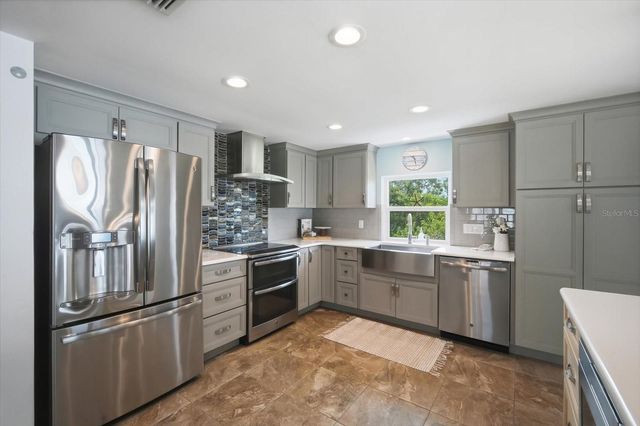 2811 AVENUE C, Holmes Beach, FL 34217