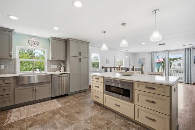 2811 AVENUE C, Holmes Beach, FL 34217