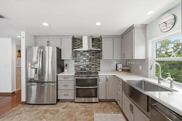 2811 AVENUE C, Holmes Beach, FL 34217