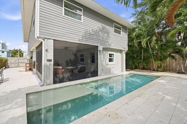 2811 AVENUE C, Holmes Beach, FL 34217