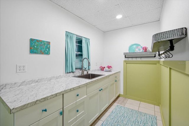2811 AVENUE C, Holmes Beach, FL 34217
