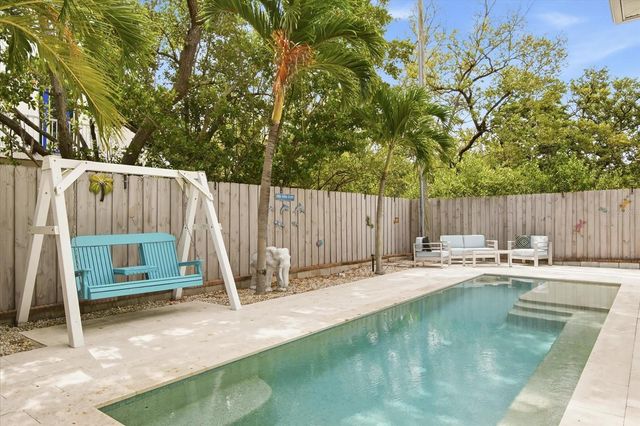 2811 AVENUE C, Holmes Beach, FL 34217
