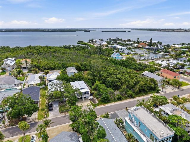 2811 AVENUE C, Holmes Beach, FL 34217