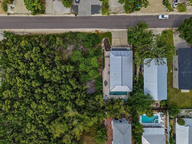 2811 AVENUE C, Holmes Beach, FL 34217