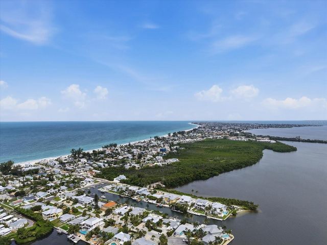 2811 AVENUE C, Holmes Beach, FL 34217